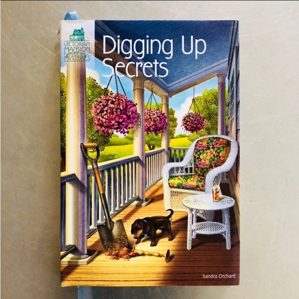 ⭐️DiggingUpSecrets⭐️Victorian Mansion Flower Shop Mystery series book 5
